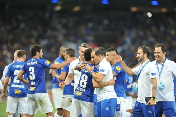 Depois da classificao diante do Palmeiras, jogadores e torcida do Cruzeiro festejaram no Mineiro a passagem  final da Copa do Brasil