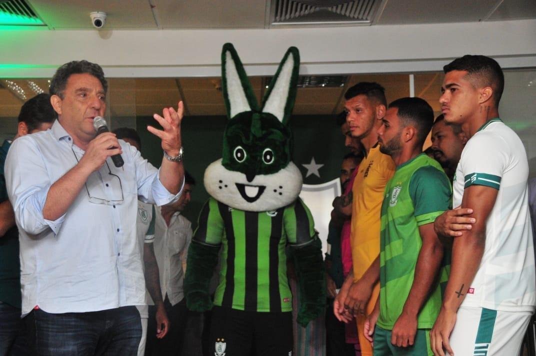 Coleção de uniformes do América da temporada 2019. Clube adotou marca própria, a Sparta. Por isso, desfile na loja do clube, no shopping Boulevard, em BH, foi ao estilo espartano