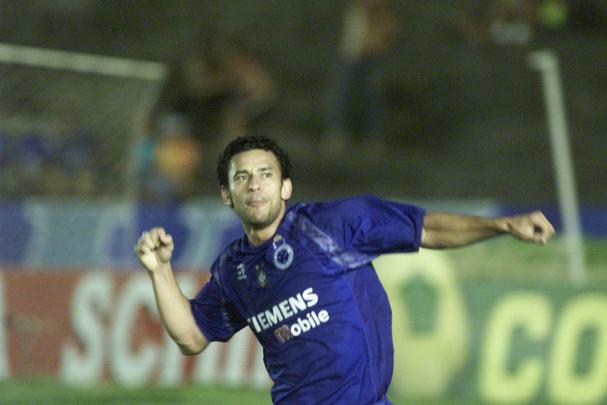 Fred em ação pelo Cruzeiro entre 2004 e 2005
