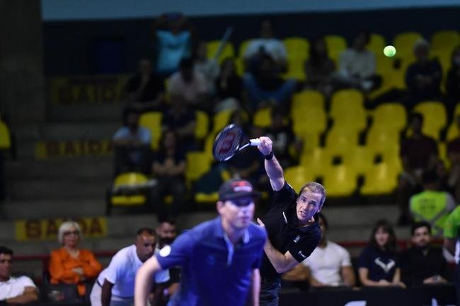 Cercado de amigos, familiares e com carinho do pblico, Bruno Soares se despediu oficialmente do tnis neste sbado (26), no Mineirinho, em BH. Multicampeo, tenista mineiro, de 40 anos, dividiu a quadra com Bob Bryan, Marcelo Melo e Rafael Matos
