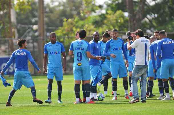 No retorno aos trabalhos com bola na Toca II, os atacantes Fred e Sass passaram por 'batismo' dos companheiros