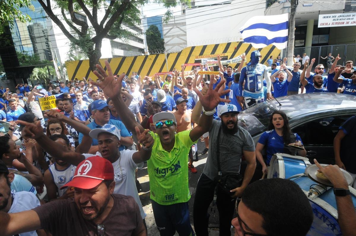Imagens do protesto da torcida do Cruzeiro em frente ao clube social do Barro Preto