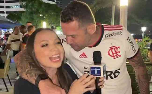 Pilar fazia uma reportagem quando foi interrompida por um homem que usava uma camiseta do Flamengo