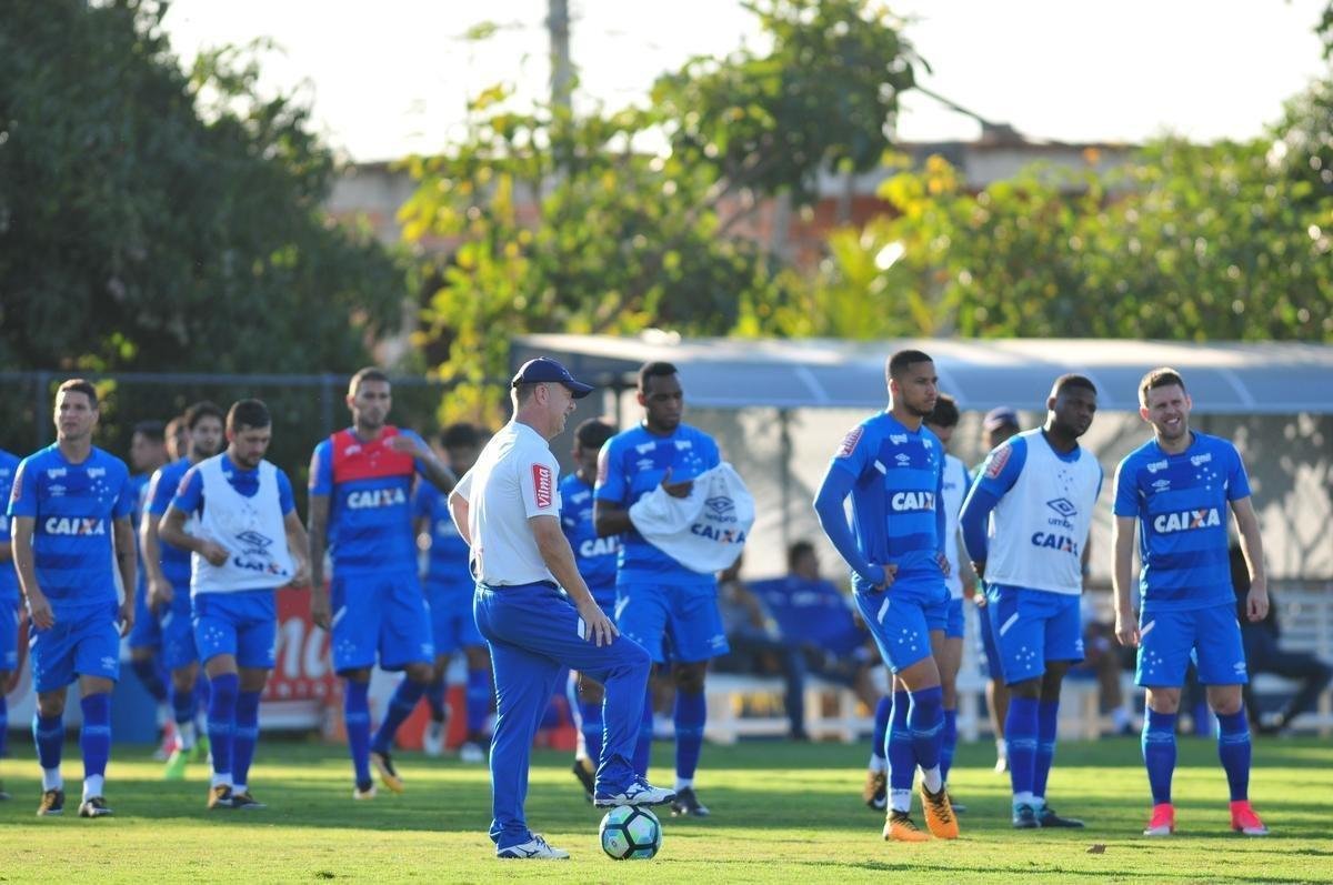 Imagens do treino do Cruzeiro desta quinta-feira, na Toca da Raposa II (Alexandre Guzanshe/EM D.A Press)