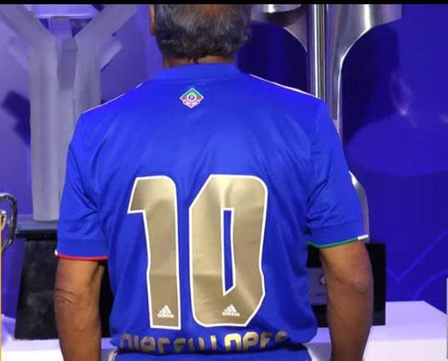 Cruzeiro lanou oficialmente sua nova camisa do ano do centenrio nesta quinta-feira com a presena do dolo histrico Dirceu Lopes e apresentao de Gustavo Nolasco, colunista do Superesportes e do Estado de Minas