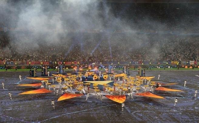 Cerimônia que antecedeu final da Liga, entre Real Madrid e Liverpool, teve apresentação da cantora Dua Lipa