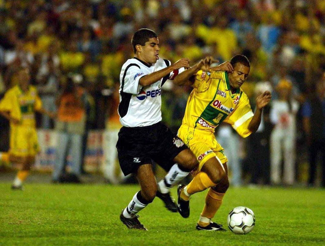 Na Copa do Brasil de 2002, o Brasiliense eliminou o Vasco-AC (primeira fase), Nutico (segunda fase), Confiana-SE (oitavas de final) e o Fluminense (quartas de final). Na semifinal, o time do Distrito Federal goleou o Atltico por 3 a 0, em pleno Mineiro, na partida de ida da semifinal. No jogo de volta, em Braslia, outro triunfo: 2 a 1. Na deciso, contra o Corinthians, o Brasiliense perdeu no Morumbi, por 2 a 1, e empatou por 1 a 1, na Boca do Jacar, em Taguatinga-DF. Com os resultados, o clube paulista conquistou o torneio.
