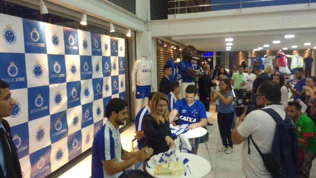Torcedores do Cruzeiro ganharam autgrafos do volante Hudson e dos meias Thiago Neves e Robinho