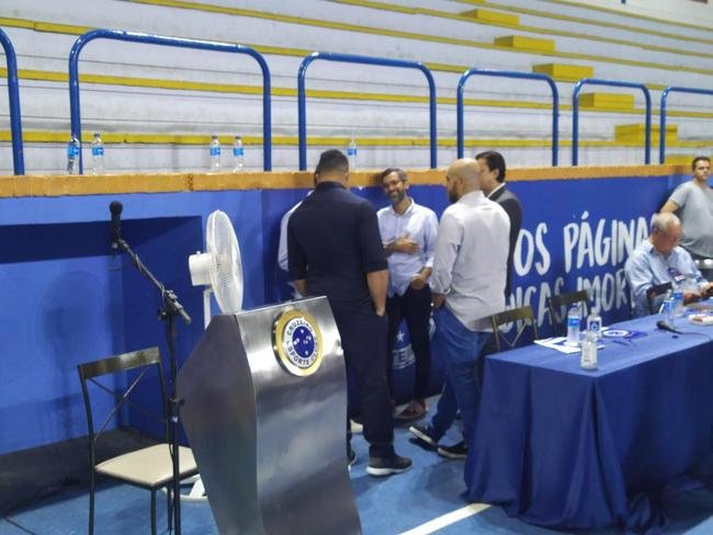Ronaldo compareceu  votao da venda da SAF do Cruzeiro no Barro Preto e foi muito assediado por conselheiros do clube