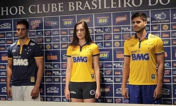 Terceiro uniforme de 2014 tambm foi amarelo, em homenagem  Copa do Mundo no Brasil. Camisa de goleiro foi azul com patrocnio branco.