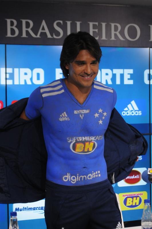 Fotos da apresentao do atacante Marcelo Moreno como novo reforo do Cruzeiro para 2020. Duante entrevista, jogador foi acompanhado pela esposa Marilisy Antonelli e pela filha, Maria Clara