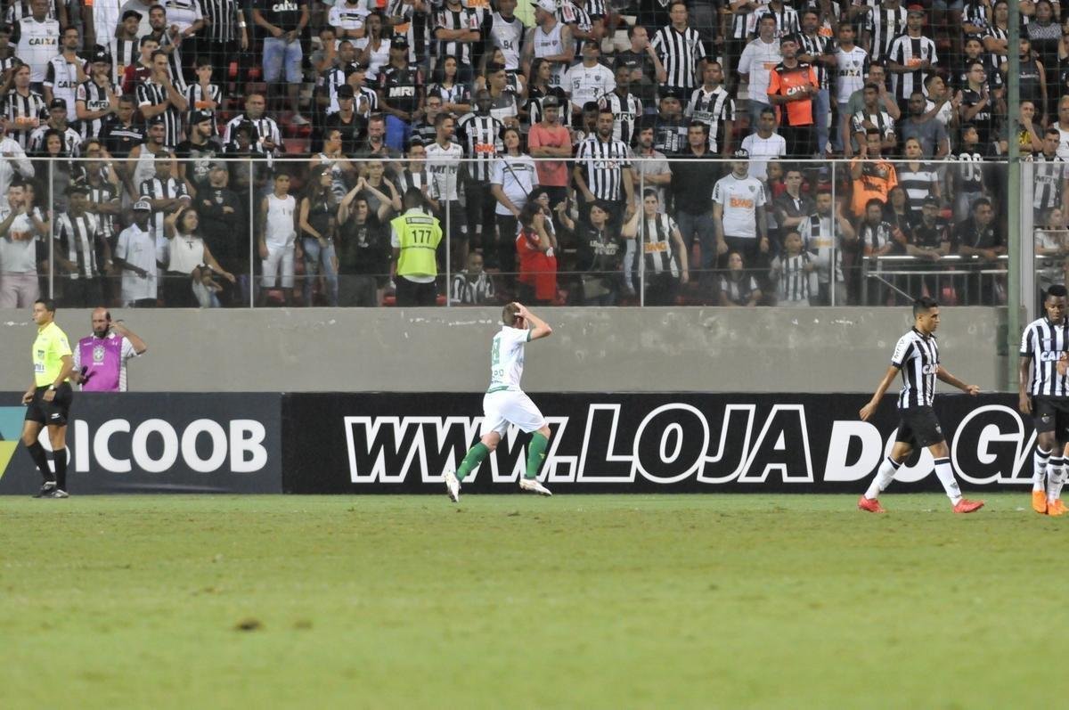 Arbitragem anulou gol do Amrica no primeiro tempo. Depois de cruzamento de Luan, Aylon concluiu para as redes. Auxiliar alegou que lateral Norberto desviou bola antes do atacante e o deixou em impedimento. Imagens de TV deixam dvida no lance.