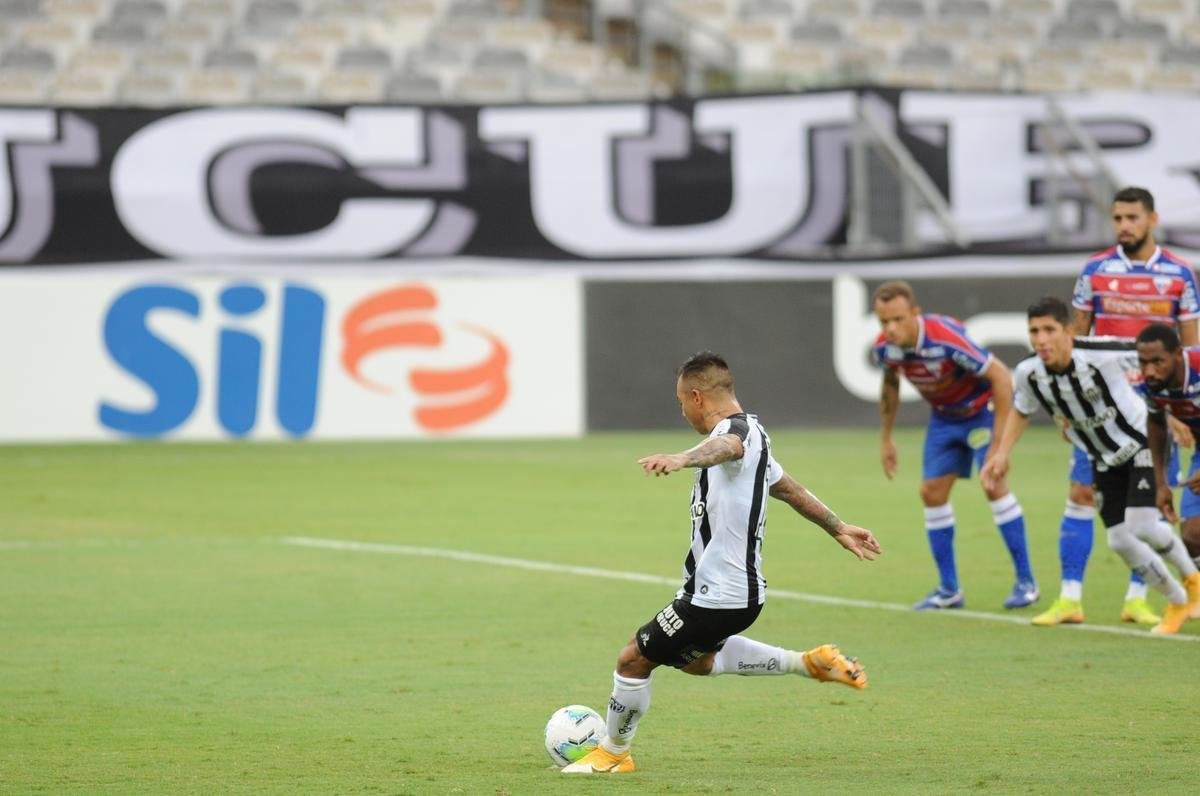 Fotos do duelo entre Atltico e Fortaleza, no Mineiro, em Belo Horizonte, pela 33 rodada do Campeonato Brasileiro