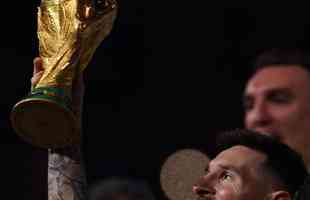 Messi ergue a taça de campeão da Copa do Mundo! Festa da Argentina no Estádio Icônico de Lusail, no Catar, com o tricampeonato mundial