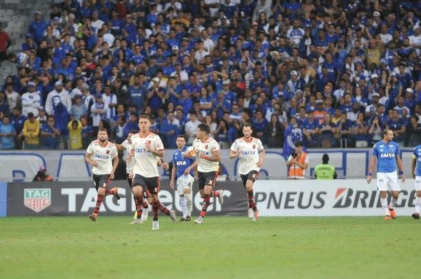 Flamengo abriu o placar no segundo tempo com gol de cabea de Lo Duarte: 1 a 0