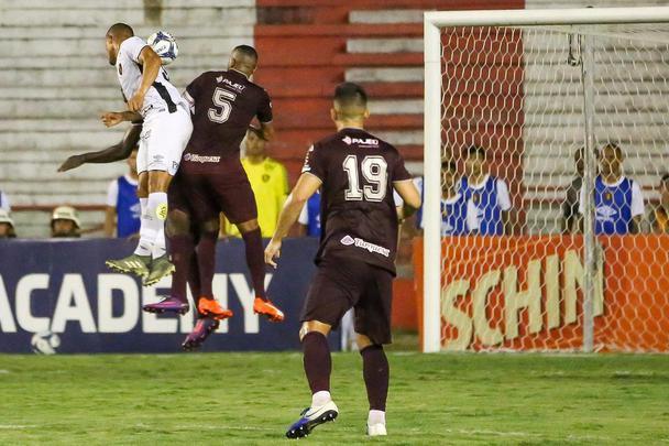 Após suportar a pressão do rival, o Náutico ainda ampliou o marcador com o belo gol de Jean Carlos, em chute fora da área, finalizando o placar para o time timbu.