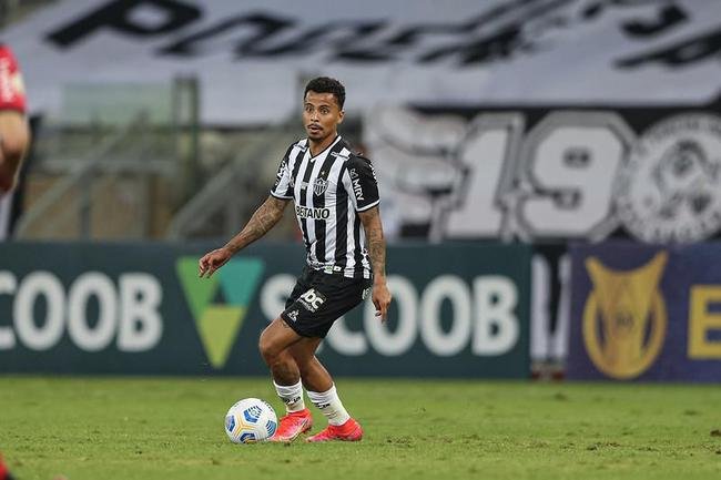 Fotos do gramado do Mineiro em condies ruins