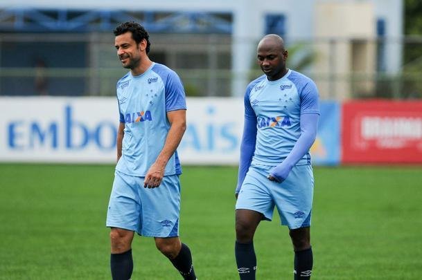 Cruzeiro treinou na tarde desta segunda-feira, na Toca da Raposa II, e embarcou para Buenos Aires horas depois. Na quarta, time enfrenta o Boca Juniors, na Bombonera, pela Copa Libertadores. O meia Arrascaeta, com dores na coxa esquerda, no viajou com a delegao. Tambm ficaram em Belo Horizonte o meia Mancuello e o atacante Sass.