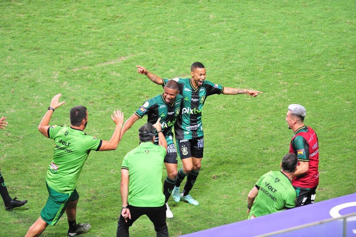 Ademir marcou dois gols na etapa final e colocou o Amrica em vatagem: 2 a 0