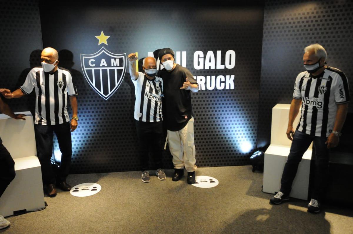 Ronaldinho participou de evento de patrocinador do Atltico no Mineiro e encontrou com jogadores da atualidade, como Rafael e Marquinhos, e dolos do passado, casos de Reinaldo, der Aleixo e Dad Maravilha