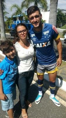 Igor, irmão de Denner, e a mãe Darcilene Edwiges com o meia-atacante De Arrascaeta