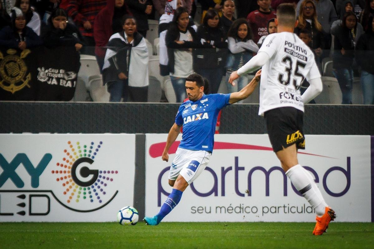 Fotos do amistoso entre Corinthians e Cruzeiro, que terminou empatado por 2 a 2, nesta quarta-feira (11/7), na Arena Corinthians, em So Paulo. Gols da Raposa foram marcados por Henrique e Rafael Sobis.