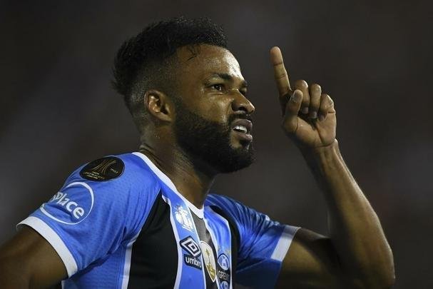 Fernandinho abriu o placar no estdio La Fortaleza: 1 a 0