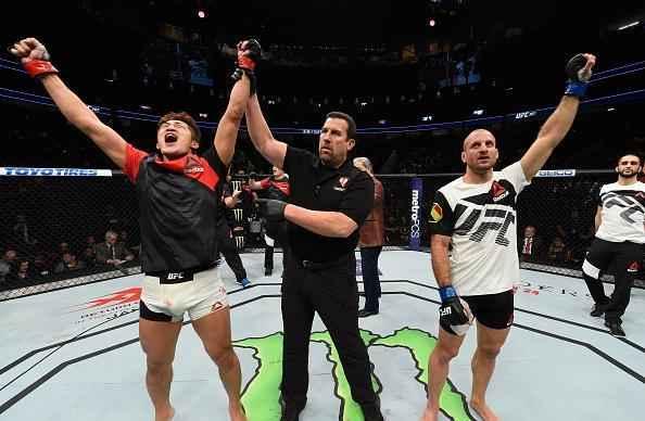 Dong Hyun Kim (luvas vermelhas) venceu Tarec Saffiedine por deciso dividida (30-27, 28-29, 29-28)