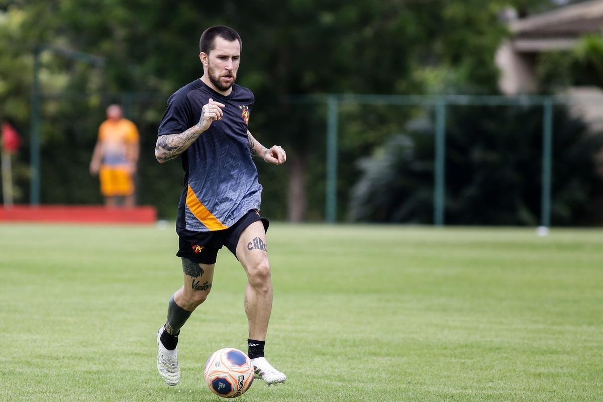 QUARTA-FEIRA: o terceiro dia de trabalho teve mais circuito físico para os jogadores em busca de condicionamento, mas houve também o primeiro contato com bola - uma atividade curta, de fundamento (Gomez conduz a bola na foto). Movimentação durou cerca de 1h30 para cada grupo.