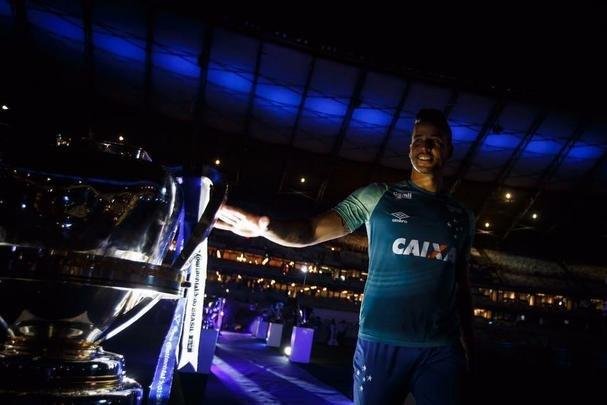 Antes de jogo entre Cruzeiro e Cear, goleiro Fbio foi homenageado pelas 800 partidas a servio do clube. Na imagem, todos os trofus conquistados pelo camisa 1 no time celeste: seis Campeonatos Mineiros (2006, 2008, 2009, 2011, 2014 e 2018), trs Copas do Brasil (2000, 2017 e 2018) e dois Campeonatos Brasileiros (2013 e 2014).