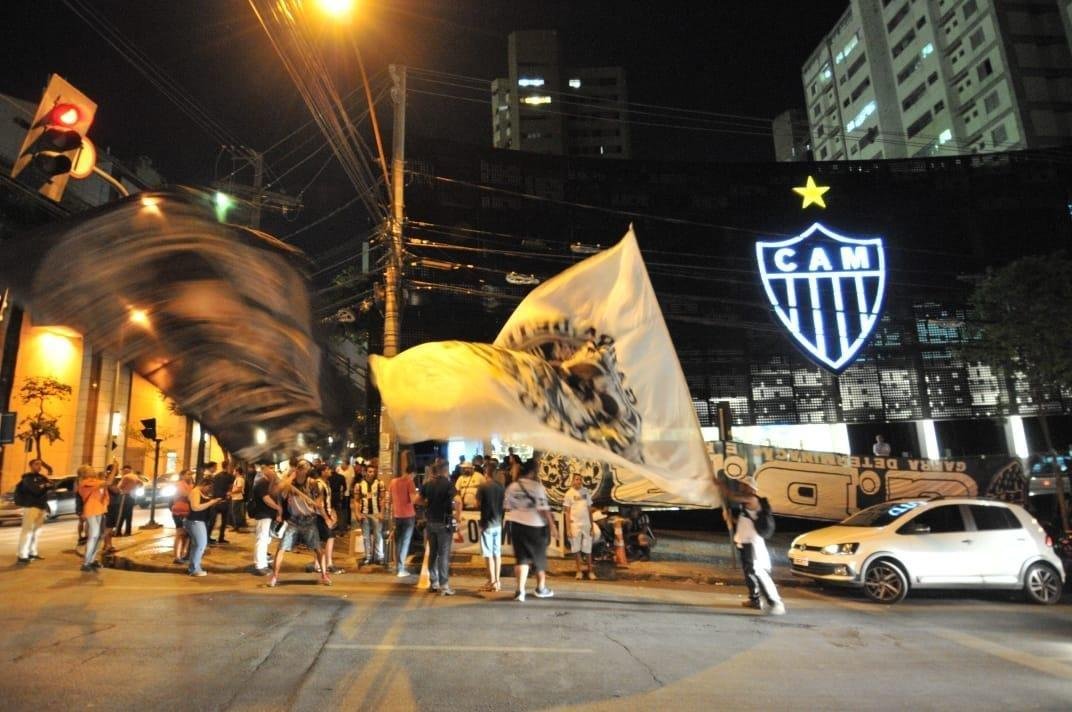 Na noite desta quinta-feira, manifestantes protestaram contra o presidente Srgio Sette Cmara e o diretor de futebol Rui Costa