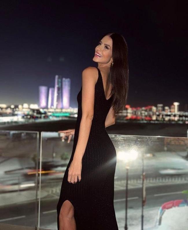 Jssica Turini posa na capital Doha