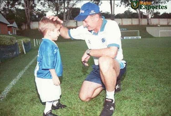 Tcnico Felipo recebe visita de pequeno torcedor na Toca I, em 2001