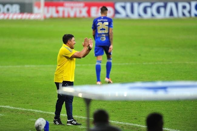 Com gols de Marcos Serrato e Renato (2), o Ava venceu o Cruzeiro por 3 a 0, neste sbado, no Mineiro, pela 12 rodada da Srie B