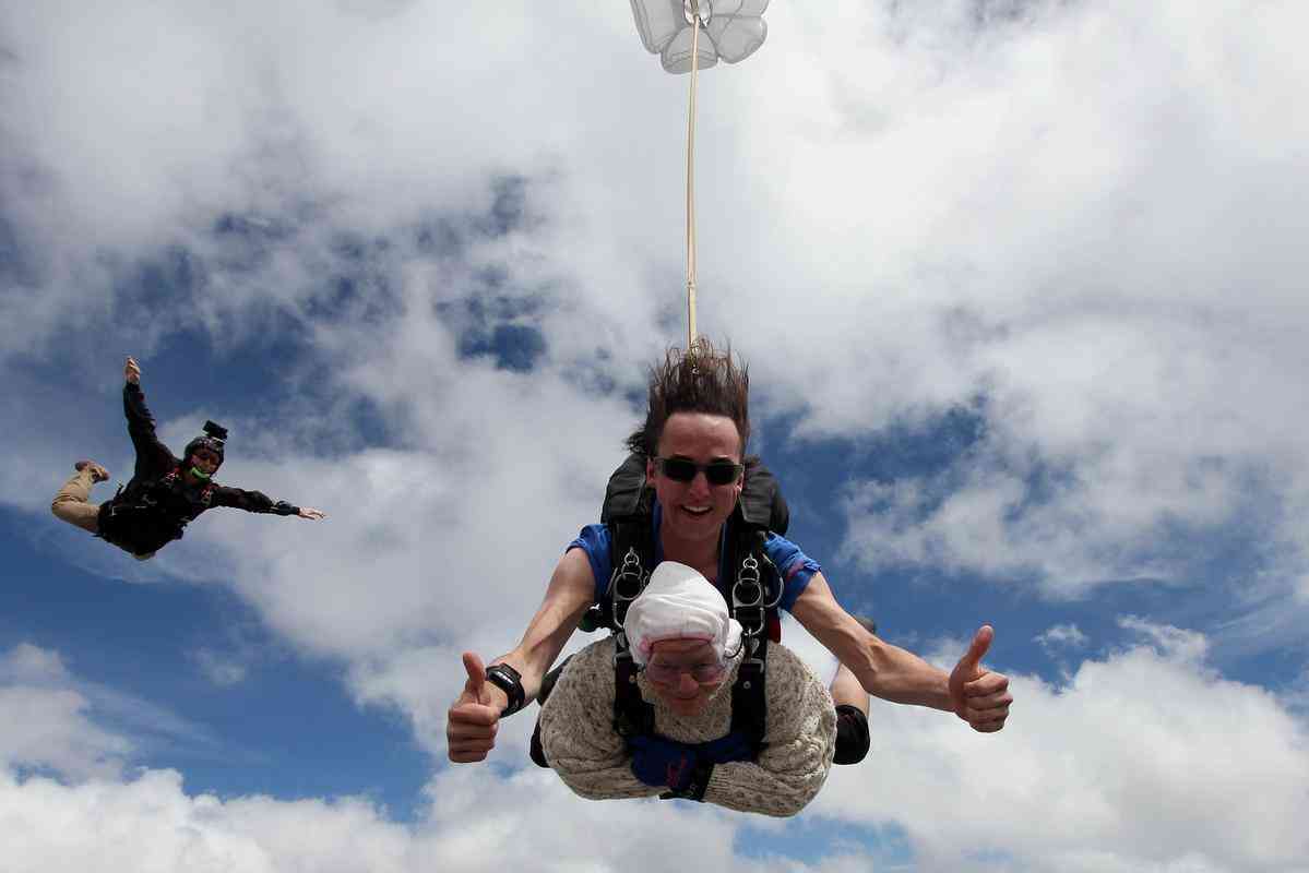 Idosa de 102 se torna a paraquedista mais velha do planeta o saltar
