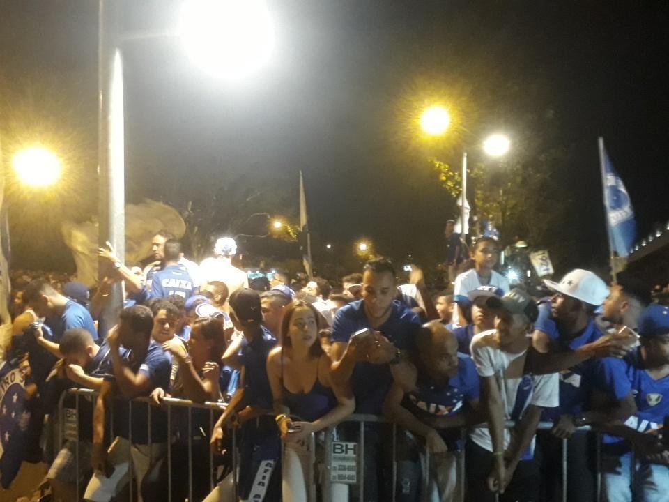 Torcedores acompanharam a chegada do Cruzeiro no Mineiro