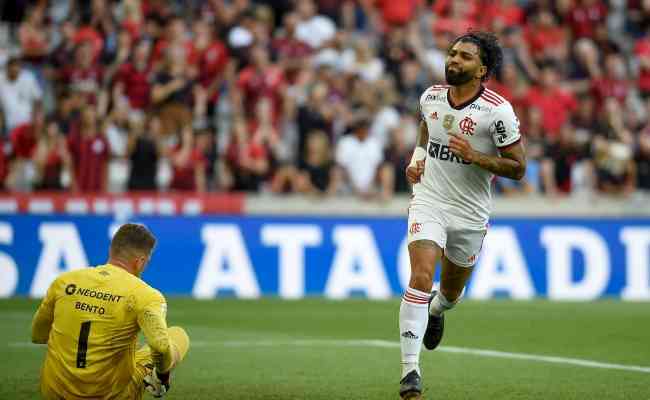 Gabigol comemora o gol do Flamengo na derrota contra o Athletico-PR