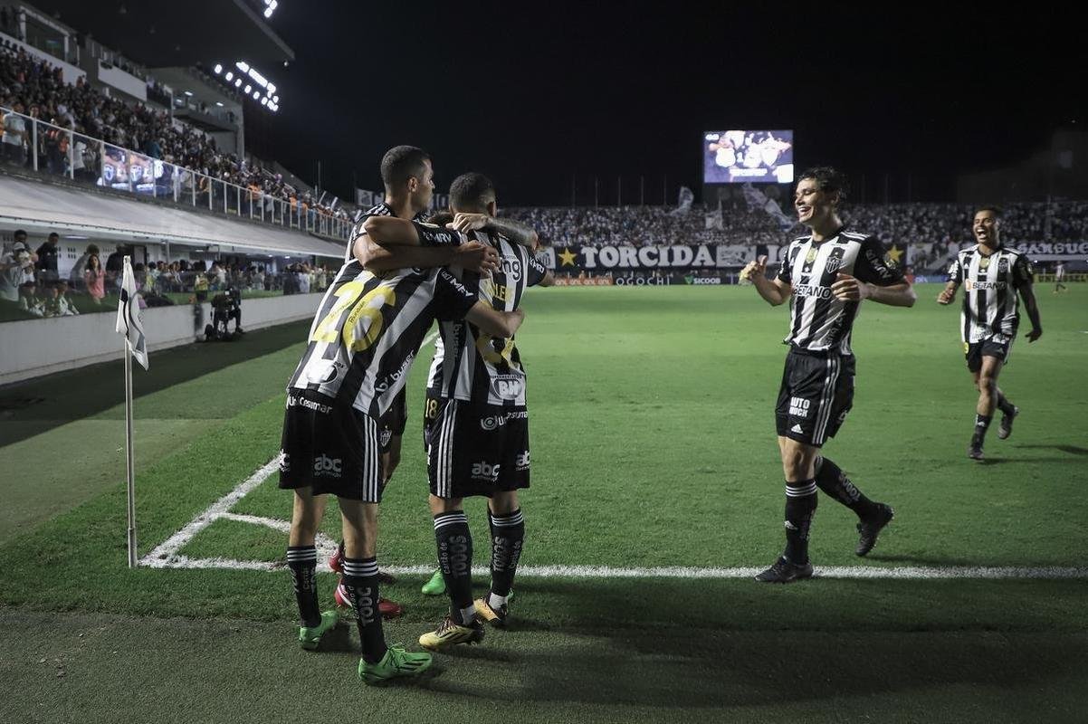 Fotos do jogo entre Santos e Atltico na Vila Belmiro, em Santos, pela 30 rodada do Campeonato Brasileiro