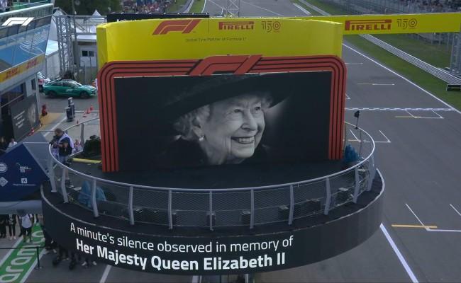 Painel em homenagem à Rainha Elizabeth II no pódio de Monza