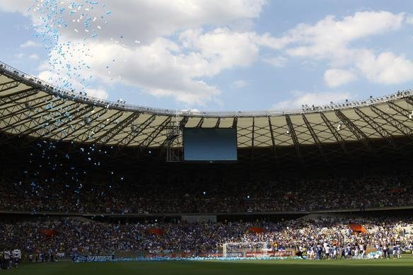 Torcida cruzeirense comea a festa dentro do estdio antes da partida decisiva contra o Grmio