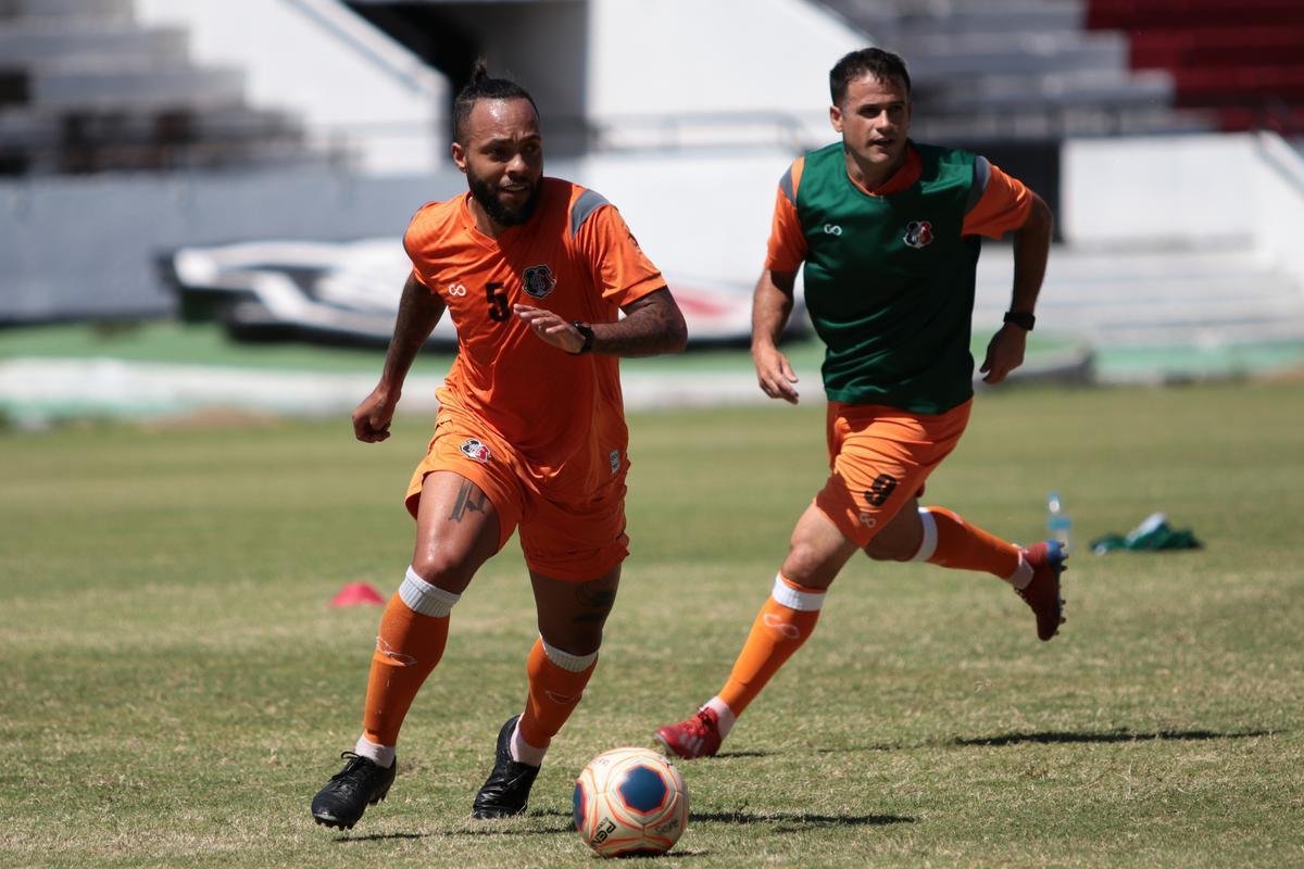Jogadores do Santa Cruz treinaram no estádio do Arruda, já apresentando trabalhos com bola no gramado, sob a supervisão do técnico Itamar Schülle. Todos os atletas e os membros da comissão técnica seguem submetidos às medidas de afastamento social.