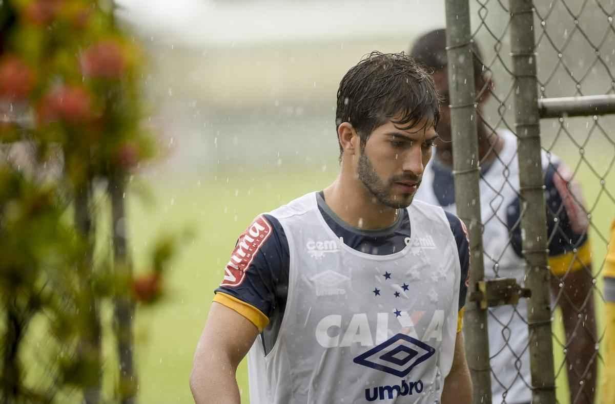 Elenco do Cruzeiro precisou deixar o campo da Toca da Raposa II aps tempestade em BH