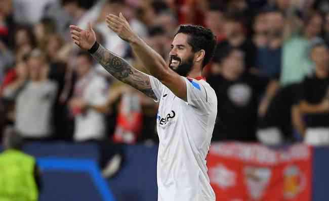 Jogador espanhol est livre no mercado desde quando rescindiu com o Sevilla