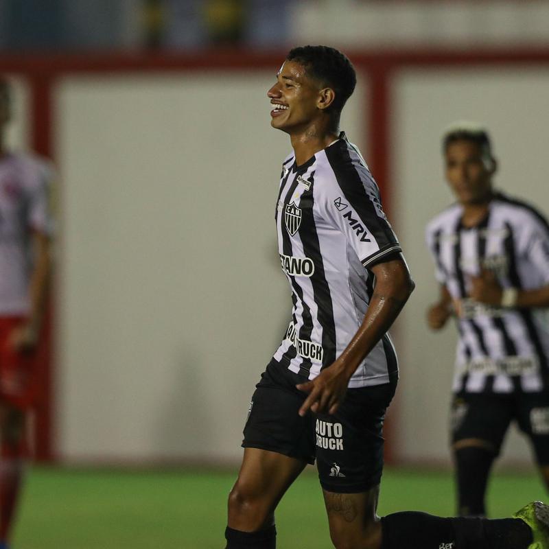 Tombense e Atlético se enfrentaram nesta quinta-feira (4), em partida válida pela 2ª rodada do Campeonato Mineiro. O confronto foi realizado no Estádio Antônio Guimarães de Almeida, em Tombos. No primeiro tempo, uma queda de energia paralisou a partida por cerca de 20 minutos.