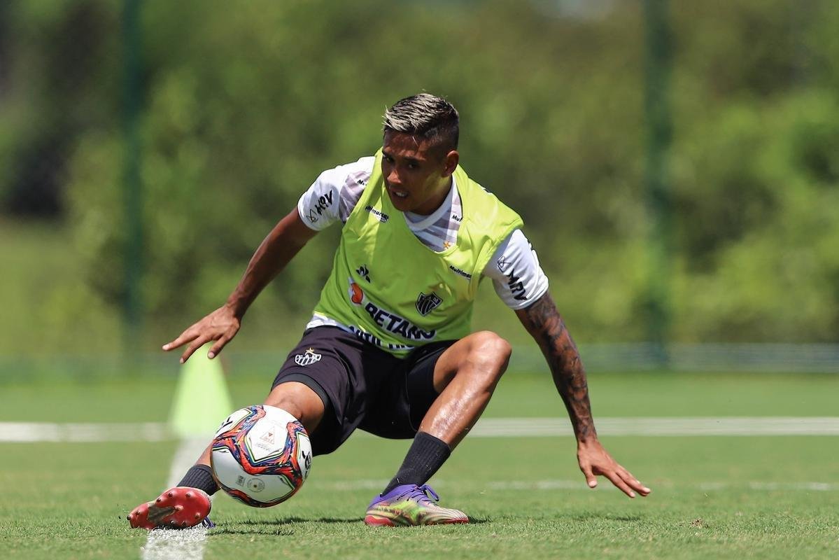 Treino do Atlético em campo. Jogadores fizeram atividade pela manhã no gramado. No período da tarde, trabalho foi na academia