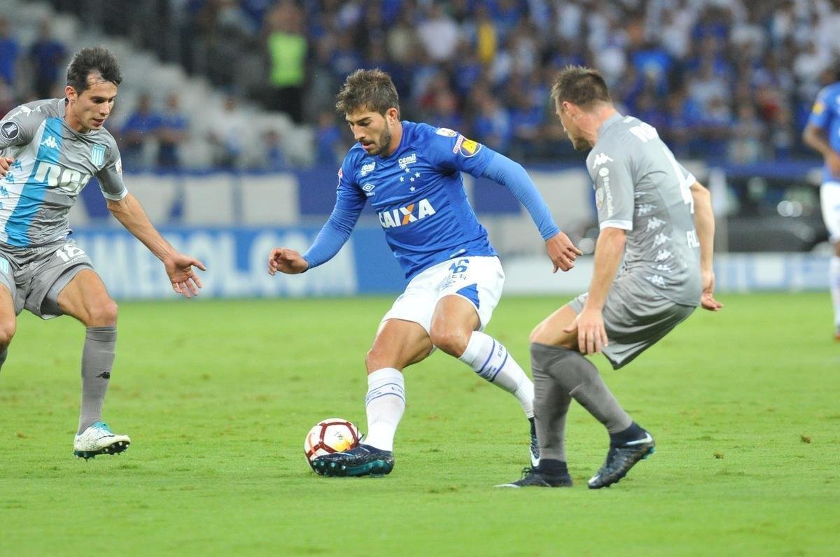 Aos dez minutos, Lucas Silva fez jogada individual e marcou o 2 gol do Cruzeiro em chute de fora da rea