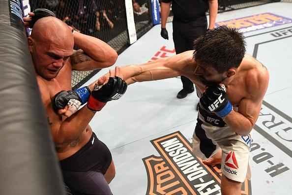 Robbie Lawler venceu Carlos Condit por decisão dividida e manteve o cinturão dos meio-médios