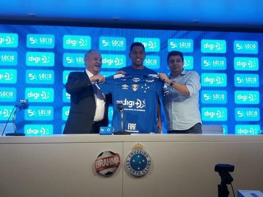 Pedro Rocha foi apresentado pelo Cruzeiro na tarde desta sexta-feira (05/04)