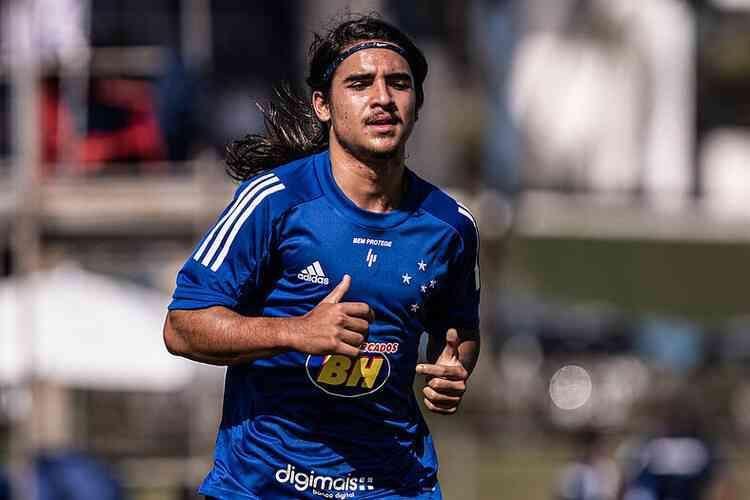 O meia Riquelmo recebeu o diagnstico positivo para COVID-19 nesta sexta-feira. O jogador do Cruzeiro realizou o exame protocolar que indicou para a infeco antes da partida contra o Sport, pela 14 rodada do Campeonato Brasileiro Sub-20. 