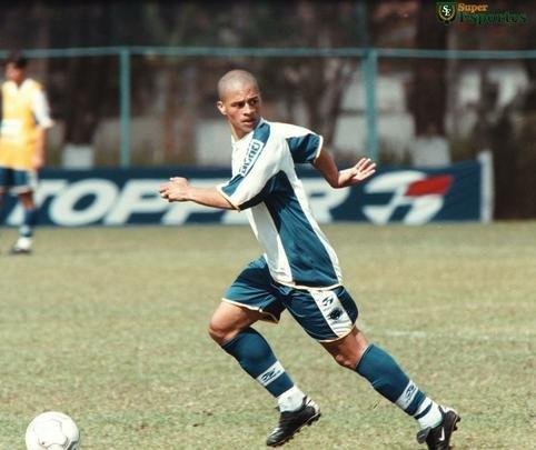 Meia Alex em treino na Toca I em 2001, em sua primeira passagem pelo Cruzeiro
